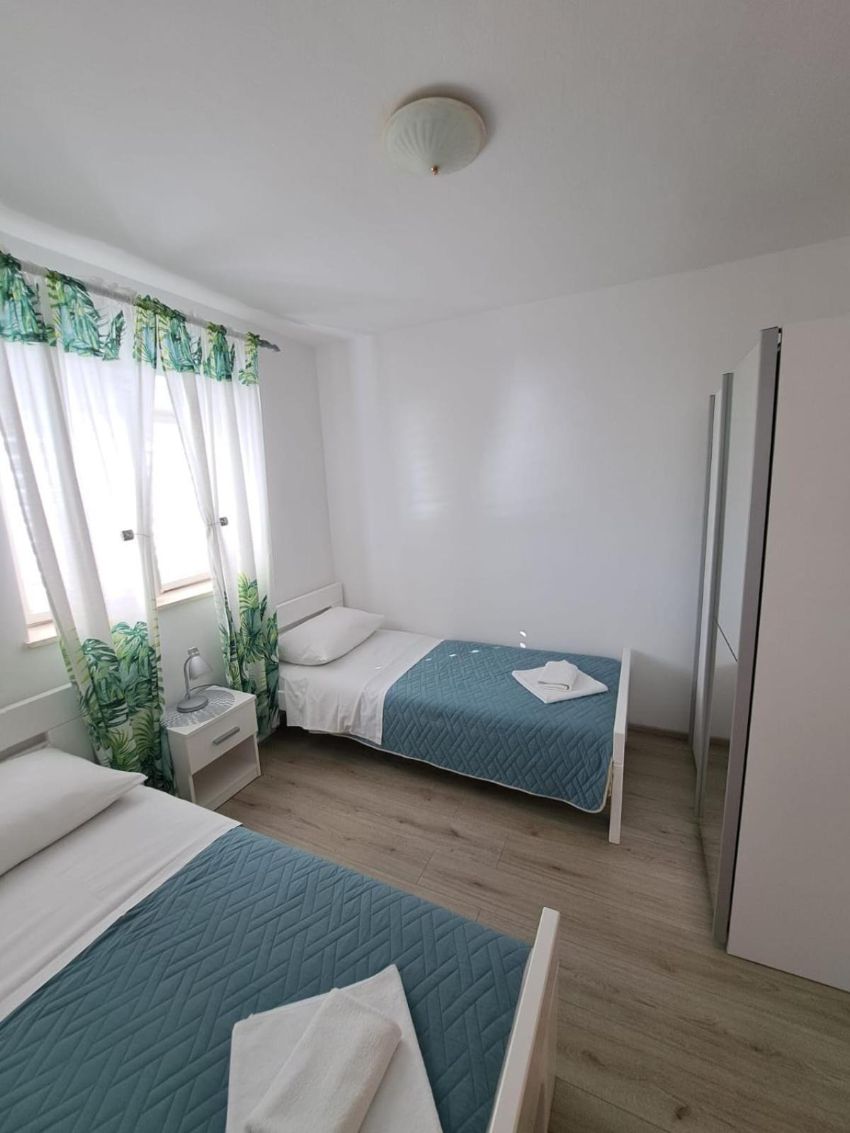 Apartman Leon Omis Exterior photo