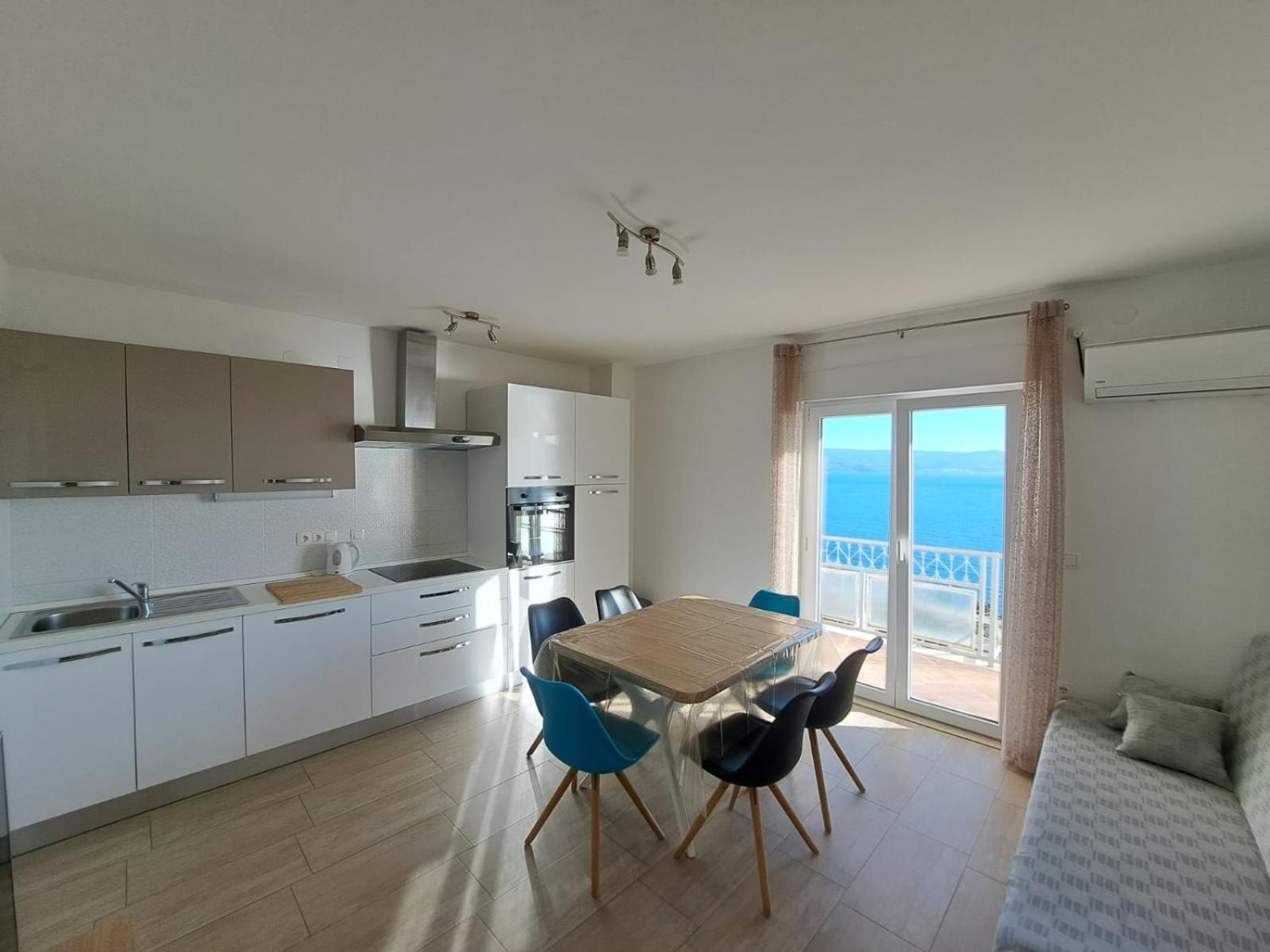 Apartman Leon Omis Exterior photo