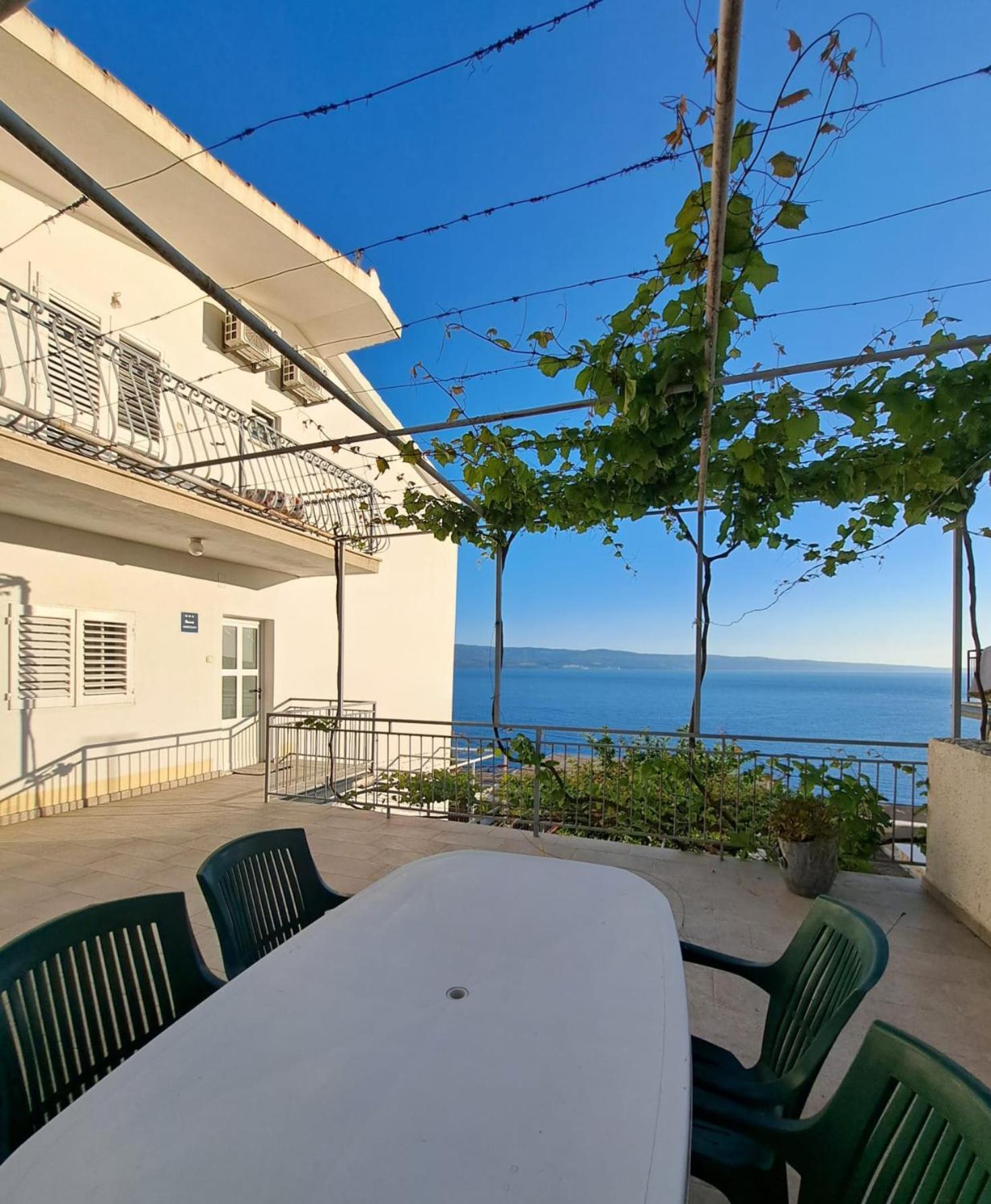 Apartman Leon Omis Exterior photo