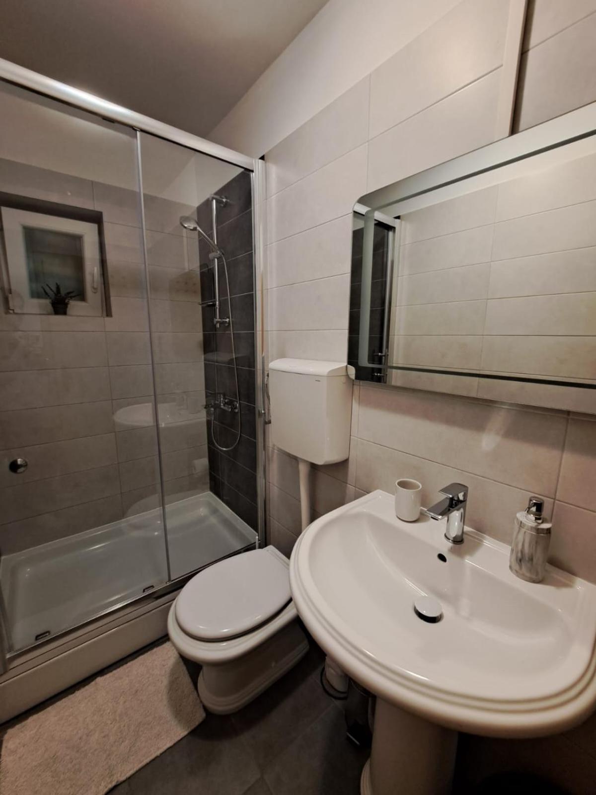 Apartman Leon Omis Exterior photo