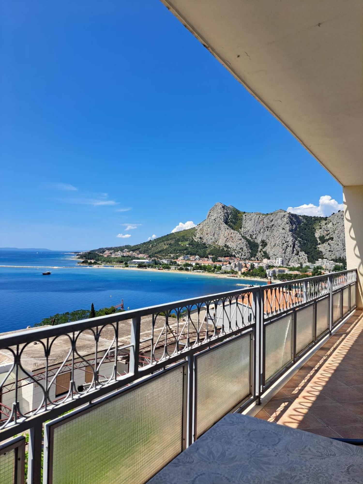 Apartman Leon Omis Exterior photo